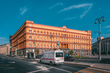 Moscow, Russia, September 30, 2020. Pizza delivery guy rides his bike in the city center.のeditorial素材