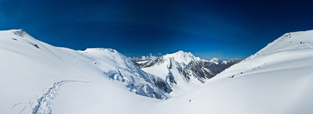 Beautifull valley with view to snow mountains  in Altaj, Russia  at the summerの写真素材