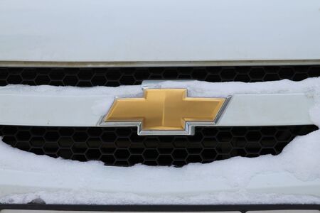 02.02.2020 - Syktyvkar, Russia. Chevrolet car logo closeup on the grille closeup.のeditorial素材