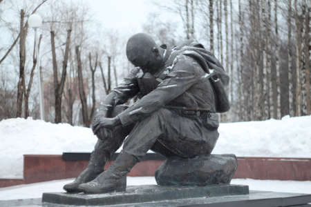 15 december 2019, Russia, Syktyvkar. Monument to the grieving warrior dedicated to the soldiers who died in modern military conflicts of Russia. Winter city background.のeditorial素材