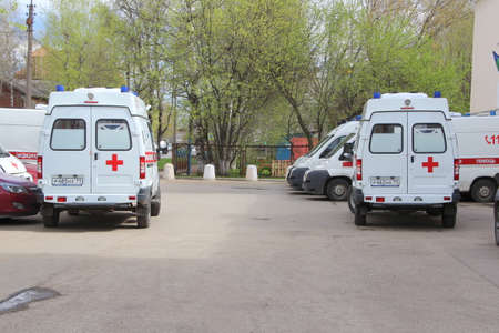 17-05-2020, Syktyvkar, Russia. Many ambulances with a red stripe with blue flashing lights on a city street in Russia.のeditorial素材