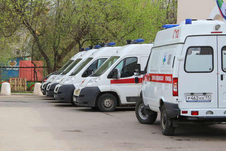 17-05-2020, Syktyvkar, Russia. Many ambulances with a red stripe with blue flashing lights on a city street in Russia.のeditorial素材