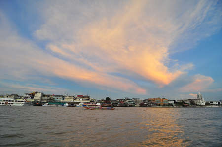 Long tail motor boat cruise in front of Wat Arun in Chaopraya river のeditorial素材