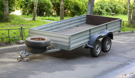 Open four-wheeled trailer for passenger car