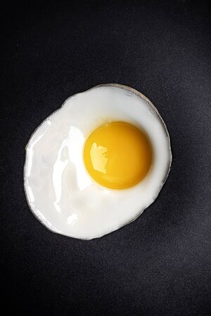 Close-up photo of fried egg on the pan surfaceの写真素材