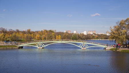 Metal arch bridge across the pond  Moskyva  Tsaritsynoの写真素材