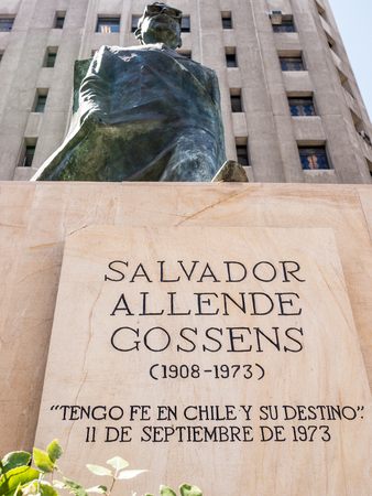 Santiago, Chile - October 6, 2014: Monument to Salvador Allende Gossens in Santiago. (Text translation: "I have faith in Chile and in its destiny" September 11, 1973)のeditorial素材