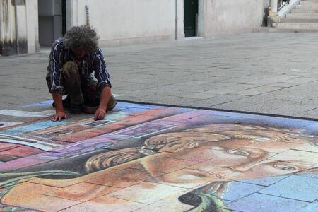 Venice Italy. May. 6th. 2015 Street artis drawing the picture in the Square of Venice.のeditorial素材