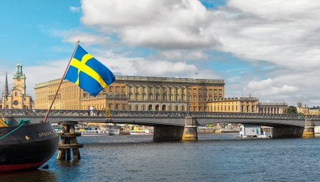 Swedish flag with the Royal Castle in background, Stockholmの写真素材