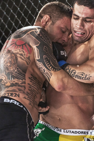 STOCKHOLM - OCT 8, 2016: David Bielkheden vs Luis Ramos at Superior Challenge 14 at Eriksdalshallen in Stockholm.のeditorial素材