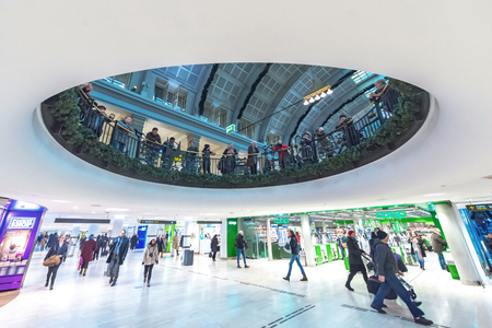 STOCKHOLM, SWEDEN - NOV 16, 2016: The meetingpoint at Stockholm Central, the circular opening between the floors.のeditorial素材