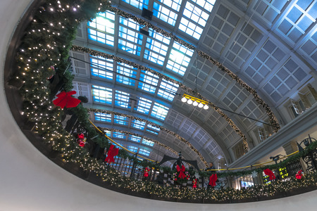 STOCKHOLM, SWEDEN - DEC 13, 2016: Stockholm Central Station during christmas  rush hour and the famous circle that is a meeting point.のeditorial素材