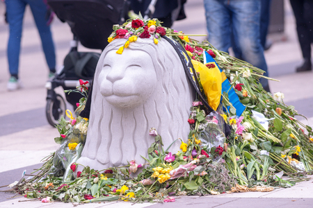 STOCKHOLM, SWEDEN - APRIL 16, 2017: Flowers on the head of an concrete lion on Drottninggatan after the terror attack on the 7th of april.のeditorial素材