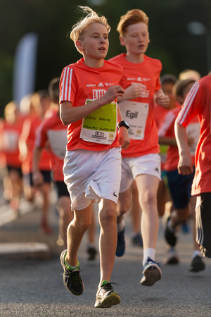 STOCKHOLM, SWEDEN - AUG 19, 2017: Midnight run or Midnattsloppet for kids at the streets of Stockholm. 2 kmのeditorial素材