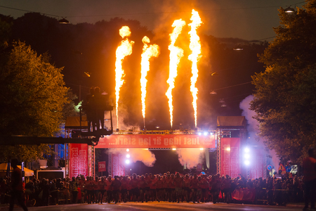 STOCKHOLM, SWEDEN - AUG 19, 2017: Midnight run or Midnattsloppet at the streets of Stockholm. 10 kmのeditorial素材