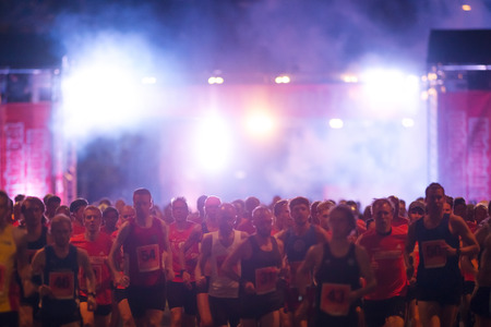 STOCKHOLM, SWEDEN - AUG 19, 2017: Start of the first seeded group at the midnight run or Midnattsloppet at the streets of Stockholm. 10 kmのeditorial素材