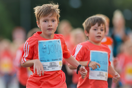 STOCKHOLM, SWEDEN - AUG 19, 2017: Midnight run or Midnattsloppet for kids at the streets of Stockholm. 2 kmのeditorial素材