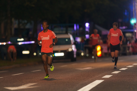 STOCKHOLM, SWEDEN - AUG 19, 2017: Before the start and warmup at the midnight run or Midnattsloppet at the streets of Stockholm. 10 kmのeditorial素材