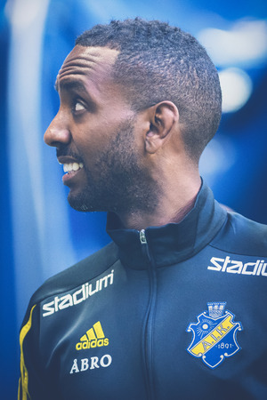 SOLNA, SWEDEN - AUG 27, 2017: Henok Goitom (AIK) at the soccer derby between AIK and DIF in Allsvenskan. Final result 1-1のeditorial素材