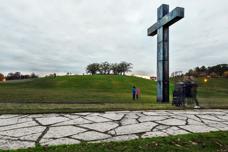 STOCKHOLM, SWEDEN - NOV 4, 2017: The big granite cross at Skogskyrkogarden outside of Stockholm. Families gatheredのeditorial素材