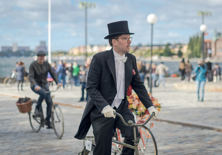 STOCKHOLM, SWEDEN, SEPT 22, 2018: Bike in tweed bicycle tour with vintage bikes and clothes. Before start with backdrop of city hall.のeditorial素材