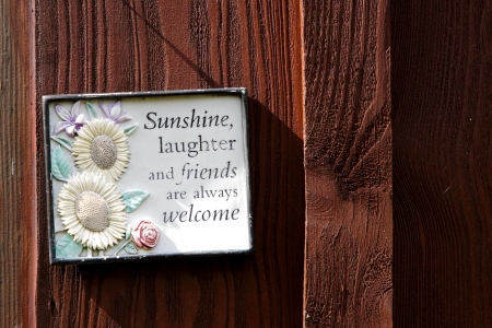 Ceramic sign with an inscription and a floral theme on a wooden door
の写真素材