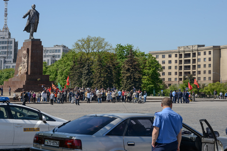 Kharkiv, Ukraine - May 03, 2014:Â Police and people in the square of government palace after the Maidan facts in Khatkiv. The Lenin statue was still there.のeditorial素材