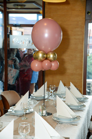 Pink and gold balloons as decoration on the tablesの写真素材