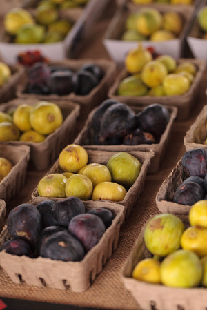 Purple and green figs grown and harvested in Southern California and displayed at a farmers market.の写真素材
