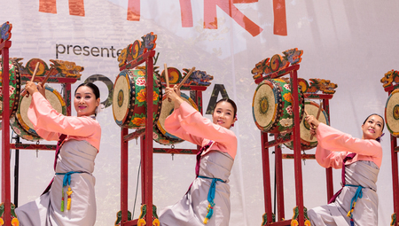 San Diego, CA, USA - July 1, 2017: Korean drum dance performed at the San Diego Zoo Safari park. Editorial only.のeditorial素材