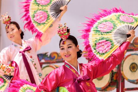 San Diego, CA, USA â July 1, 2017: Korean fan dance performed at the San Diego Zoo Safari park. Editorial only.のeditorial素材