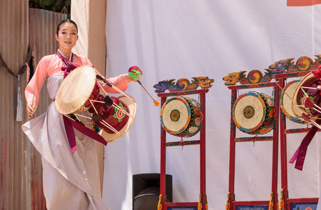 San Diego, CA, USA - July 1, 2017: Korean drum dance performed at the San Diego Zoo Safari park. Editorial only.のeditorial素材