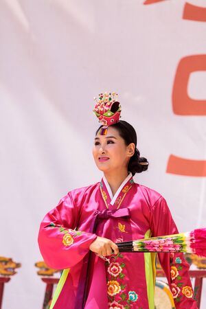 San Diego, CA, USA â July 1, 2017: Korean fan dance performed at the San Diego Zoo Safari park. Editorial only.のeditorial素材