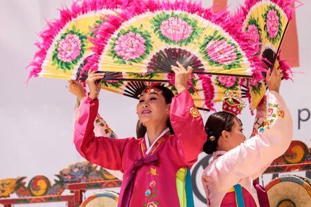 San Diego, CA, USA â July 1, 2017: Korean fan dance performed at the San Diego Zoo Safari park. Editorial only.のeditorial素材