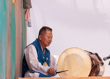 San Diego, CA, USA - July 1, 2017: Korean drum dance performed at the San Diego Zoo Safari park. Editorial only.のeditorial素材
