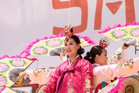 San Diego, CA, USA â July 1, 2017: Korean fan dance performed at the San Diego Zoo Safari park. Editorial only.のeditorial素材