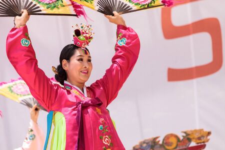 San Diego, CA, USA â July 1, 2017: Korean fan dance performed at the San Diego Zoo Safari park. Editorial only.のeditorial素材
