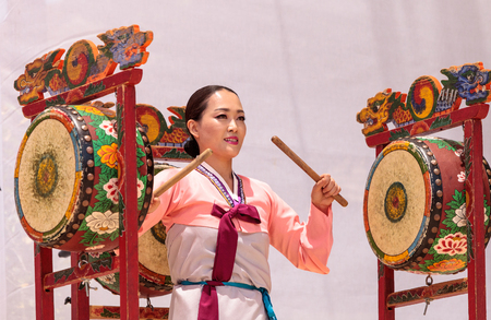San Diego, CA, USA - July 1, 2017: Korean drum dance performed at the San Diego Zoo Safari park. Editorial only.のeditorial素材
