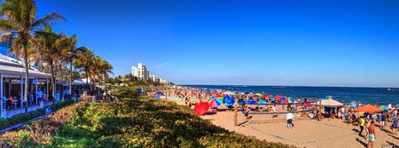 Crowded sands of Deerfield Beach near the pier with unrecognizable faces in Deerfield, Floridaのeditorial素材