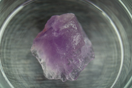Rose quartz and amethyst stones to energize the drink water