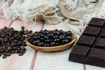 Roasted coffee beans coated with chocolate