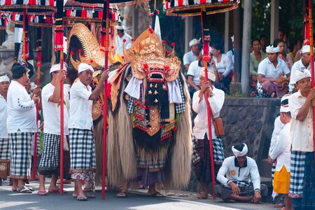 Galungan Holiday. A group of men holding festive umbrellas waiting for the Barong dance. Bali Island, Indonesia. 26.12.2018. Close upのeditorial素材