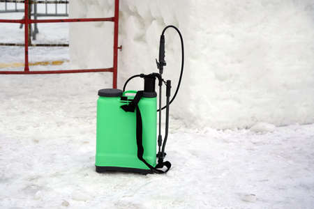 Canister for carrying on the back with a muscular spraying device on snow