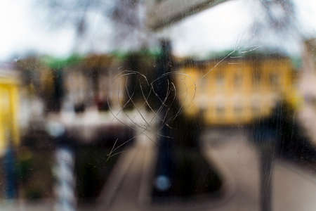 The heart pierced by the arrow is scrawled on the dirty glass. Ends bad loveの写真素材