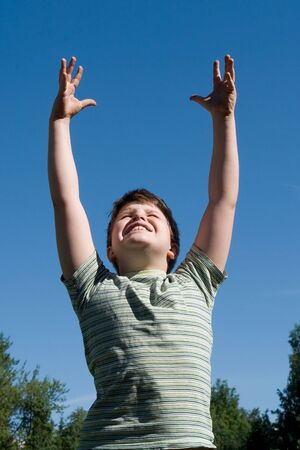 A little boy with sky at background の写真素材