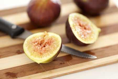 Sliced figs on cutting boardの写真素材