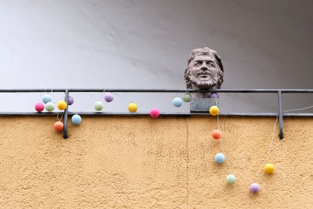 Berlin, Germany, February 24, 2022, Che Guevara busts on a Kreuzberg balcony lovingly draped with binten beadsのeditorial素材