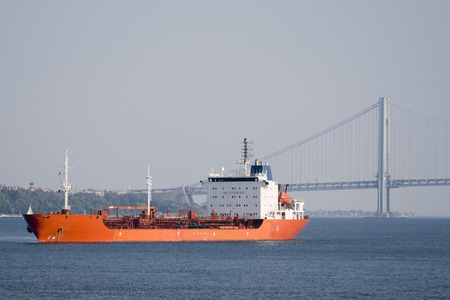Big red boat on the river. Brooklyn bridge in the background.の写真素材