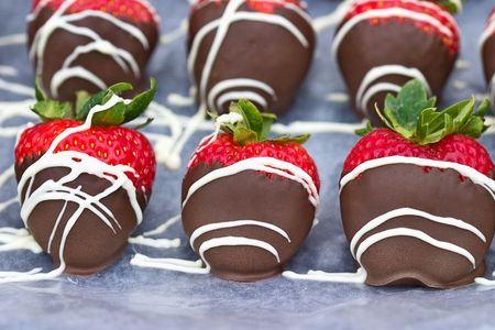 A tray of freshly dipped chocolate covered strawberries.の写真素材