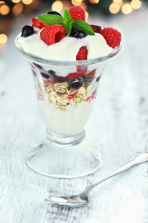 Healthy yogurt parfait with fresh fruit and mint.
の写真素材